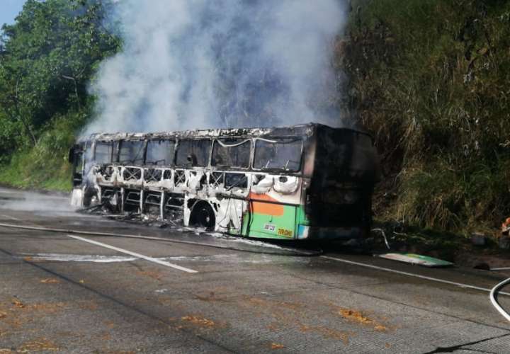 Fuego consume bus de la ruta Panamá-Colón