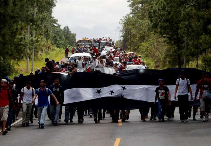 Familias migrantes participan en una caravana que salió desde Honduras y se acerca a la frontera con Guatemala en el departamento de Chiquimula. EFE