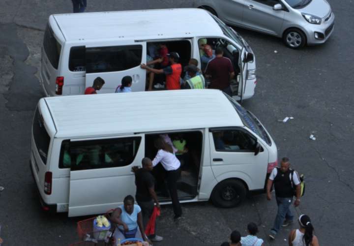Martínez: Diputados y policías son los dueños de ‘buses piratas’