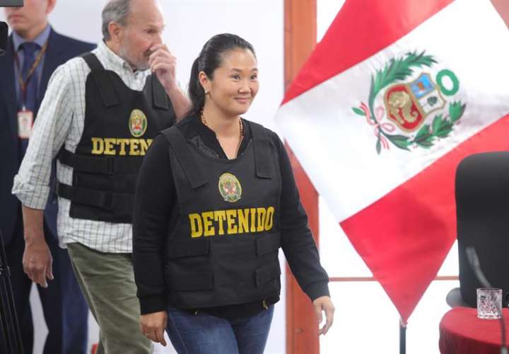 La detenida líder opositora peruana Keiko Fujimori asiste a una audiencia hoy, miércoles 17 de octubre de 2018, en Lima (Perú). EFE