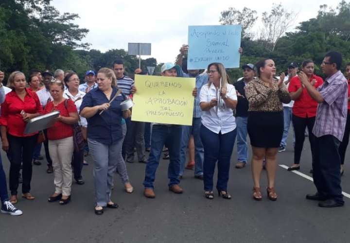 Instructores del Inadeh protestan en Los Santos