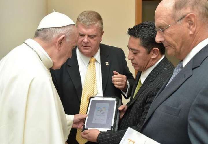 El papa recibió este martes en El Vaticano a los creadores del proyecto, quienes le presentaron esta iniciativa que será una de las atracciones tecnológicas de la JMJ Panamá 2019. Foto: Cortesía