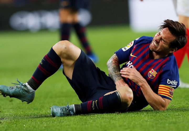 Lionel Messi se queja del dolor tras la fractura. /EFE