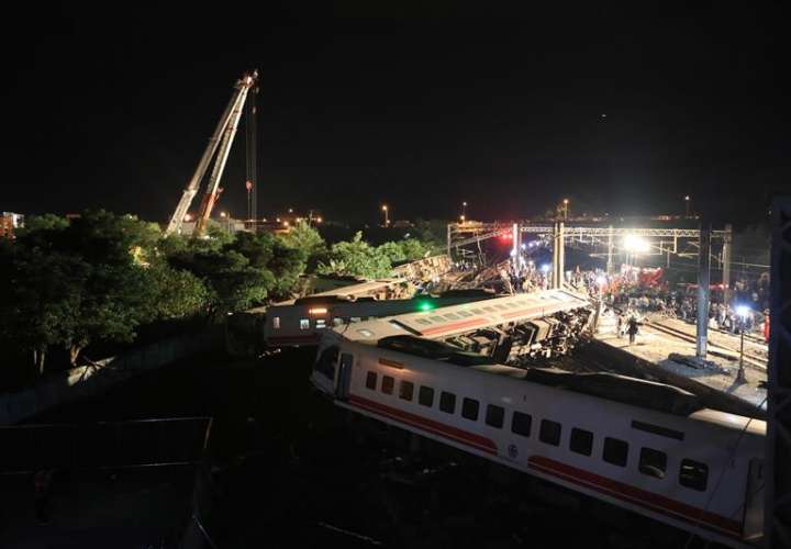 Vista general sobre el sitio de un accidente de tren en Yilan, Taiwán. Según los informes, al menos 18 personas murieron y unas 160 resultaron heridas después de que un tren que transportaba a 366 personas se descarriló y volcó el 21 de octubre. EFE