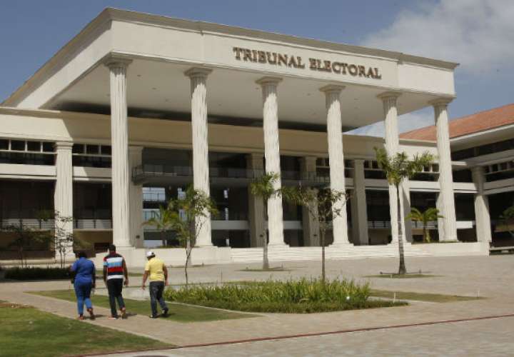 Procuraduría admite querella de Bernal contra magistrados electorales