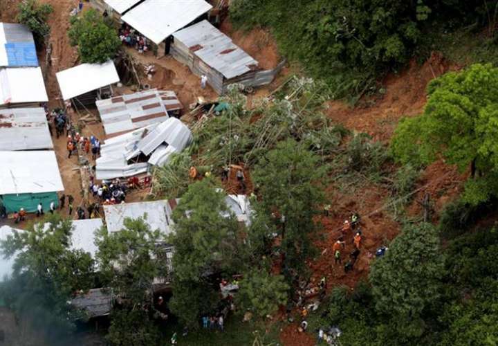 Fotografía cedida por la gobernación de Santander en la que se registró un deslizamiento de tierra provocado por las lluvias y que sepultó tres casas de un asentamiento en Barrancabermeja (Colombia). EFE