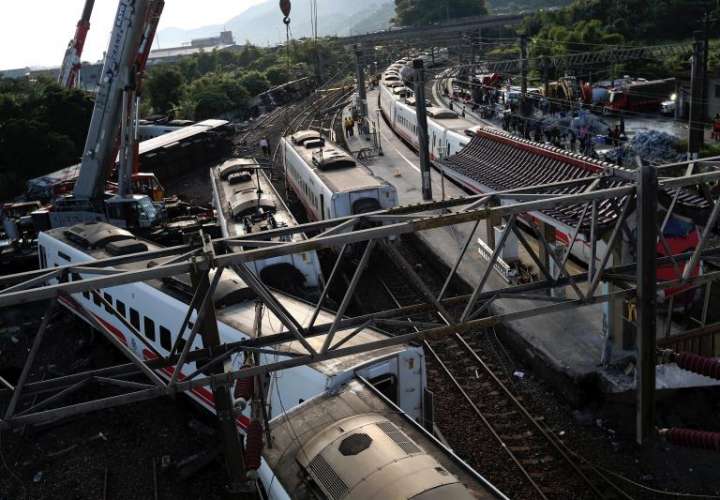 El Servicio Nacional de Bomberos de Taiwán reajustó la cifra de fallecidos a 18 personas y la de heridos a 187 en el accidente de un tren que descarriló este domingo en el distrito de Yilan, cerca de la ciudad de Taipéi. EFE