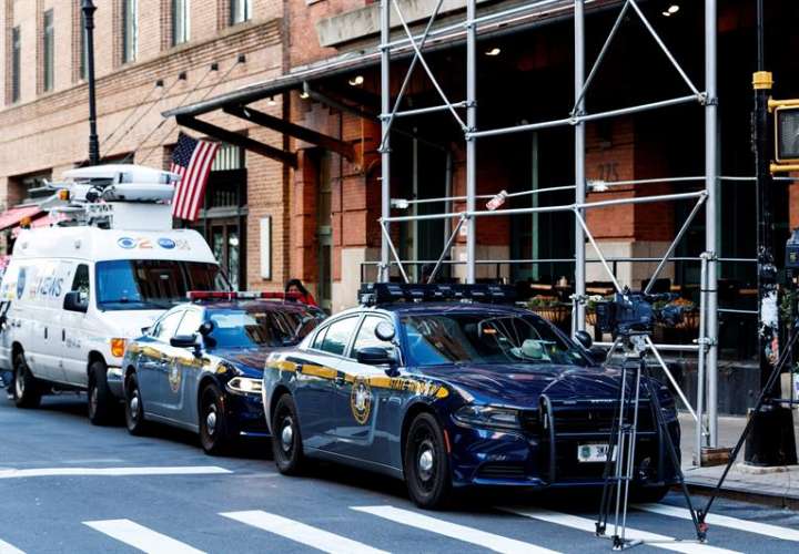 Imagen del exterior del edificio donde se ha interceptado un paquete sospechoso dirigido al actor estadounidense Robert de Niro, en Nueva York (EE.UU.). EFE