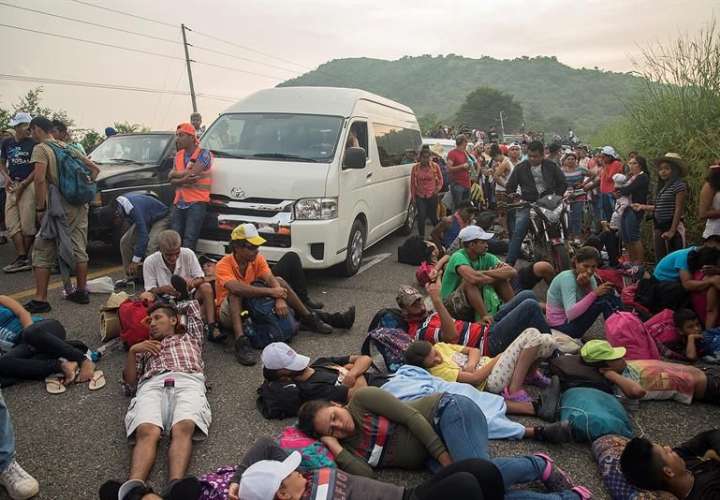 Caravana de migrantes llega a estado mexicano de Oaxaca tras bloqueo policial