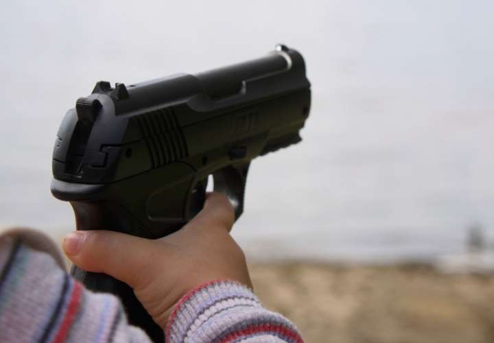 Menor le dispara a su hermana jugando con arma usada en asesinato 