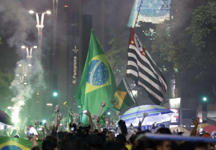 Simpatizantes del candidato a la presidencia de Brasil Jair Bolsonaro celebran su victoria. EFE