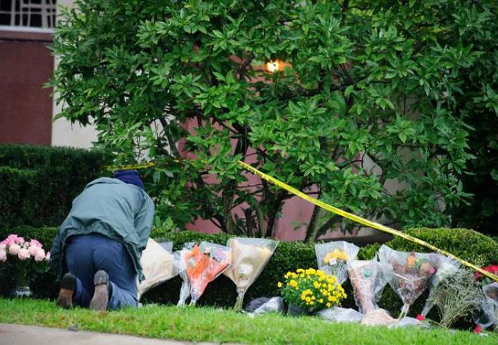 Un hombre coloca flores fuera de la sinagoga de la Congregación del Árbol de la Vida, un día después de un tiroteo masivo en Pittsburgh, Pennsylvania, EE. UU., este domingo 28 de octubre de 2018. EFE