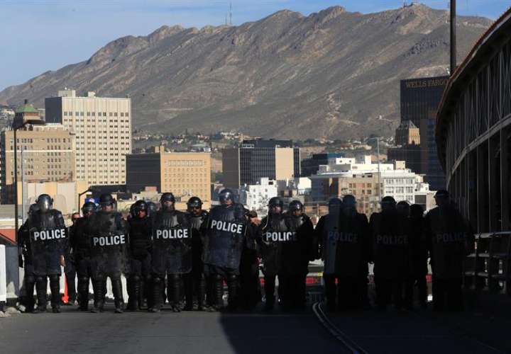 Agentes de Aduanas y Protección Fronteriza (CBP) resguardan una calle durante un entrenamiento de operativo antidisturbios. EFE