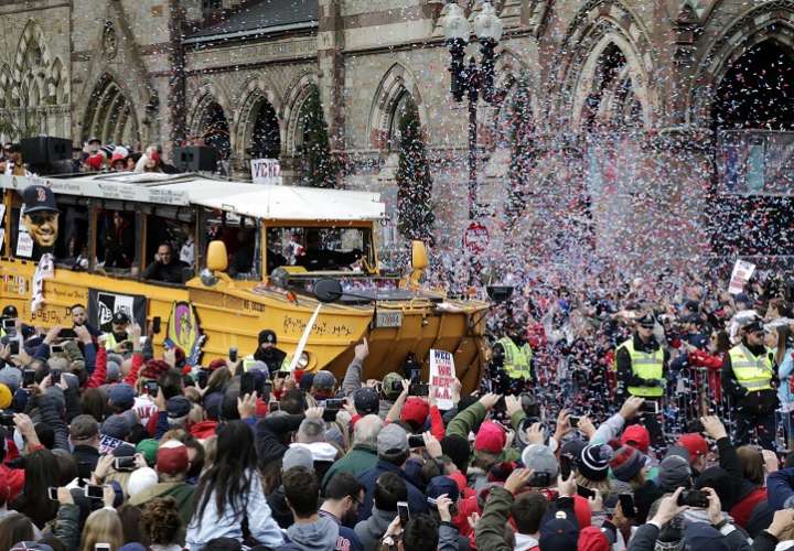 Fanáticos de los Medias Rojas inundan las calles de Boston