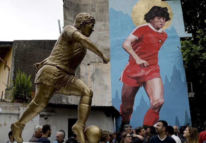Le hacen estatua de bronce a Maradona y en su cumpleaños 58
