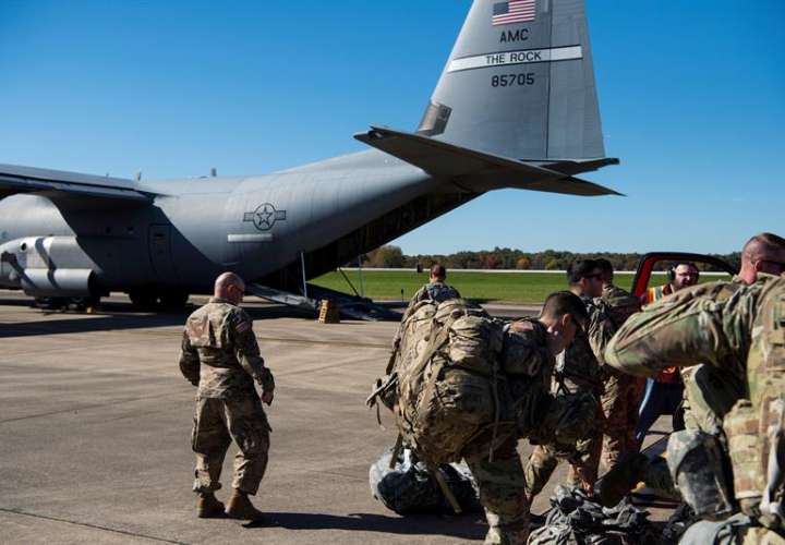 Soldados estadounidenses fueron registrados este martes al cargar un vehículo militar en un avión Super Hércules C-130J, en Fort Knox (Kentucky, EE.UU.), antes de dirigirse a la frontera entre EE.UU. y México. EFE