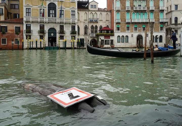Vista de una señal derribada durante la tormenta caída en Venecia. EFE