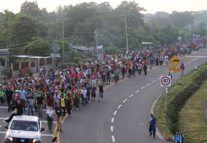 Migrantes hondureños caminan hacia la ciudad de Tapachula, trayecto obligado rumbo a su objetivo, Estados Unidos, este domingo 21 de octubre de 2018. EFE