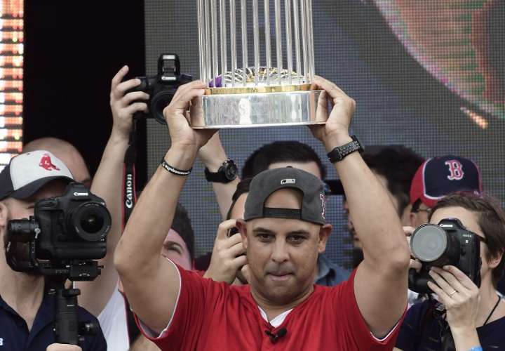 Alex Cora y jugadores de los Medias Rojas llegaron con el trofeo a Puerto Rico