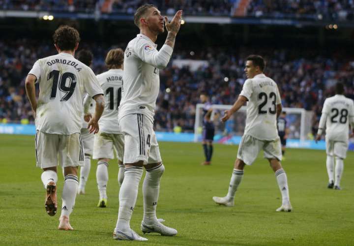 Sergio Ramos celebra su gol anotado en el partido de hoy sábado. Foto: EFE