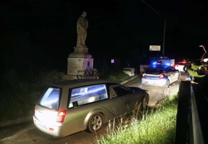 olicía escolta el coche fúnebre que traslada los restos mortales de las víctimas de las inundaciones en la localidad siciliana de Casteldaccia. EFE