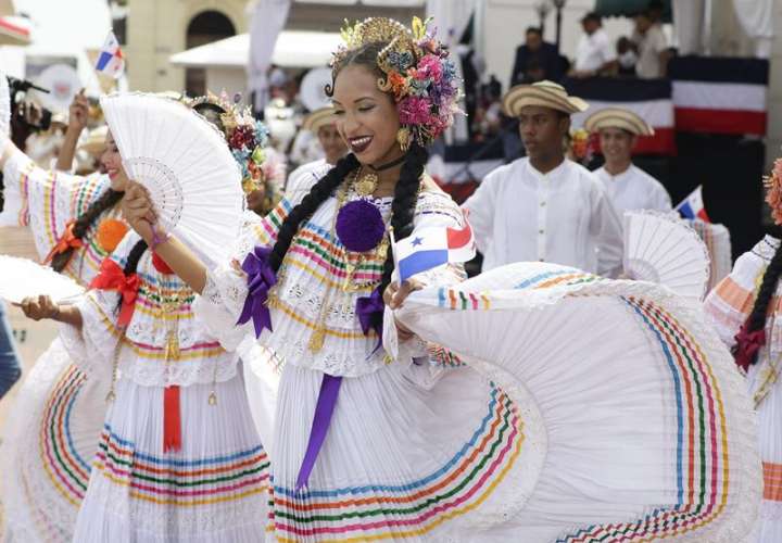 ombres y mujeres ataviados con el traje típico de Panamá desfilan en el Casco Antiguo en la capital panameña. EFE