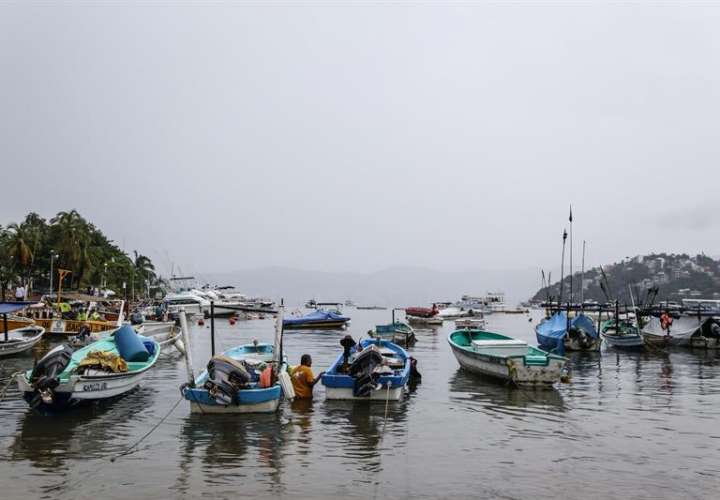 Vista general del puerto de Acapulco (México). La tormenta tropical Xavier se aproxima hoy a las costas mexicanas a su pasó por aguas del Océano Pacífico frente al estado de Colima, informó el Servicio Meteorológico. EFE