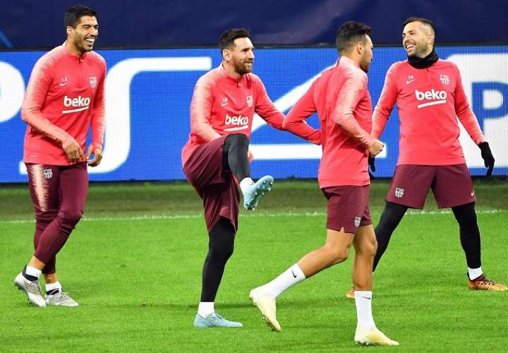 El delantero argentino del Barcelona, Lionel Messi (c), asiste a una sesión de entrenamientos en Milán, Italia, hoy, 5 de noviembre de 2018. /EFE