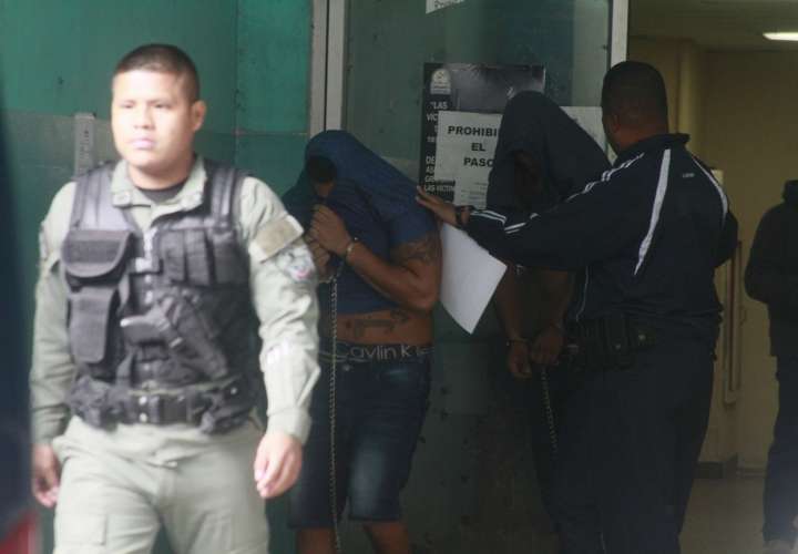 Vista general del momento en el que el señalado abandona la sala de audiencias del Sistema Penal Acusatorio. Foto: Edwards Santos