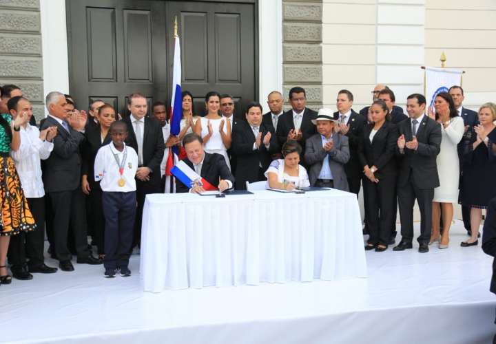 El Presidente Juan Carlos Varela y la minista Eyda Varela, sancionan la Ley de Colón Puerto Libre. 