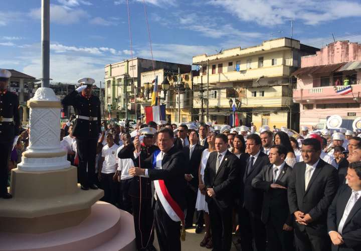 Momentos en que el presidente de la República, Juan Carlos Varela izaba la bandera nacional, en los actos protocolares de este 5 de noviembre. 