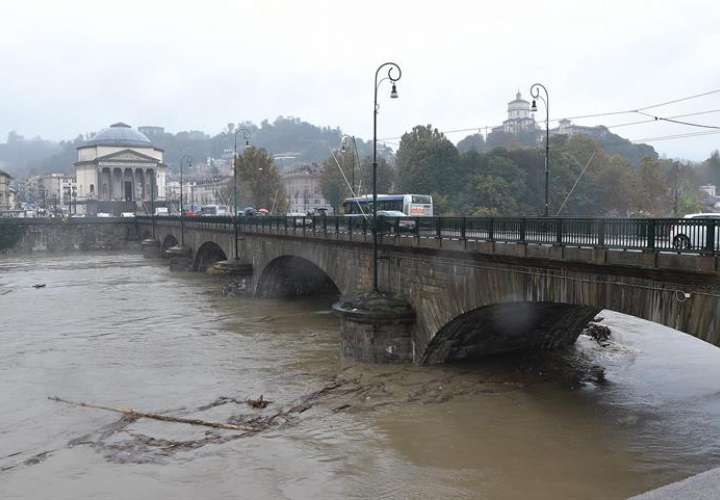 El nivel del agua crece en el río Po durante unas fuertes lluvias en Turín (Italia) hoy, 6 de noviembre de 2018. EFE
