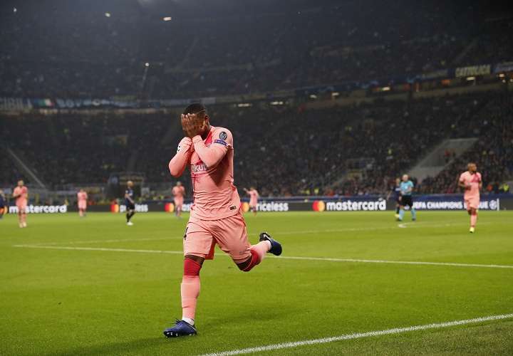 El jugador del Barcelona Malcom celebra su anotación ante el Milán. Foto: AP