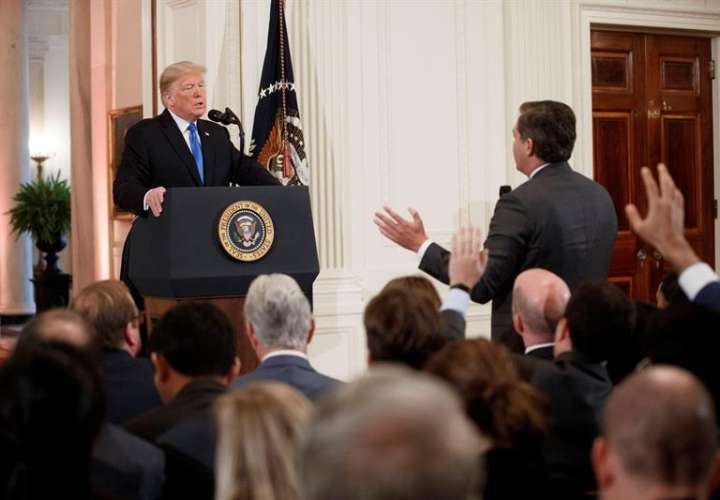 El presidente estadounidense, Donald Trump (i), increpa a Jim Acosta (d), corresponsal de la CNN en la Casa Blanca, durante una rueda de prensa en la Casa Blanca, en Washington (Estados Unidos), hoy, 7 de noviembre de 2018. EFE