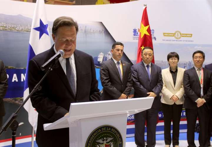 El presidente Juan Carlos Varela, en declaraciones exclusivas a Efe tras inaugurar el pabellón de Panamá. EFE