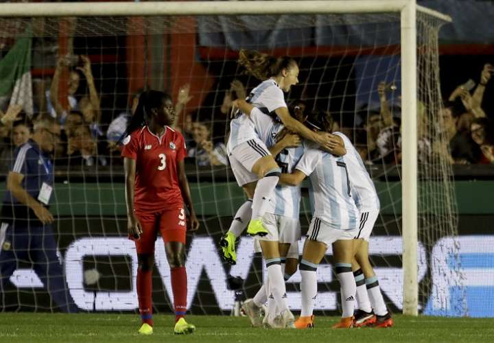 Argentina goleó a Panamá y toma una importante ventaja en repesca mundialista