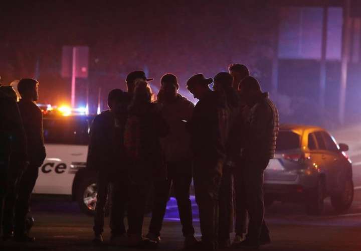 Amigos de los presentes en el tiroteo del bar Borderline esperan para recibir noticias suyas, en la localidad de Thousand Oaks, California, EE.UU.  Foto: EFE