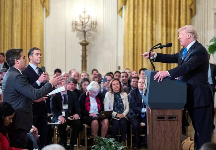 El presidente de los Estados Unidos, Donald J. Trump (d), habla con el reportero de la CNN Jim Acosta (i) durante una conferencia de prensa en la Sala Este de la Casa Blanca en Washington, DC, EE.UU.. EFE