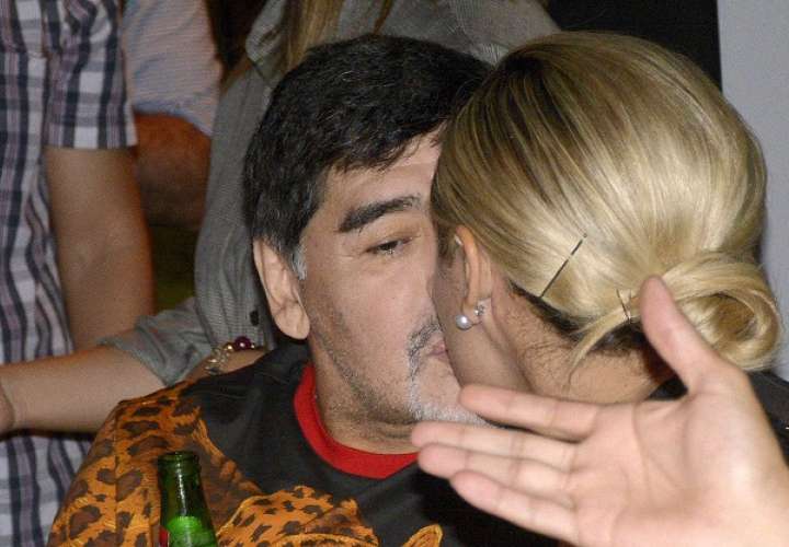 El exfutbolista argentino Diego Armando Maradona (i), técnico de los Dorados de Sinaloa de la Liga de Ascenso del fútbol mexicano, y su novia Rocío Oliva (d)./EFE