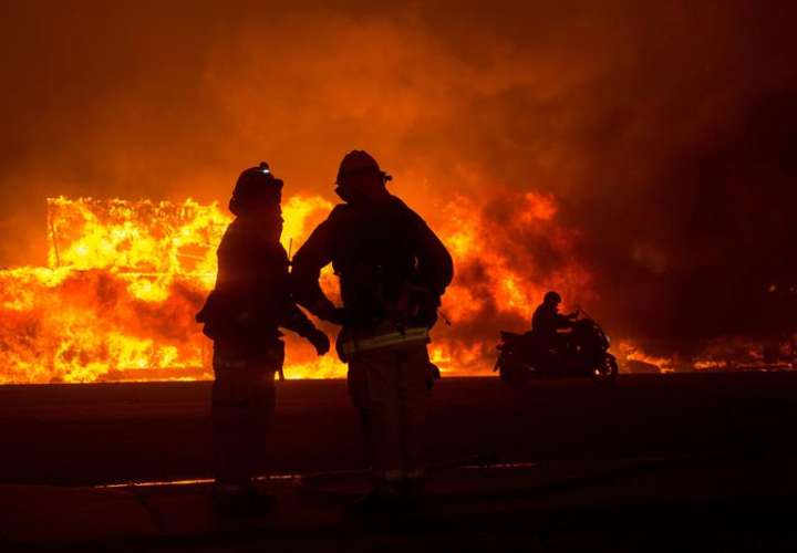 Bomberos trabajan para apagar un incendio en el condado de Butte, California (EE. UU.). Se ordenó a las comunidades cercanas de Pulga, Paradise y Concow que evacuen la zona. EFE