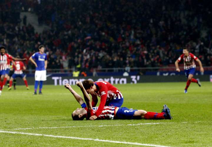 Diego Godín festeja tirado sobre el césped su gol. /Efe