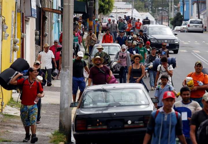 Miembros de la caravana migrante llegan al albergue de la iglesia de la Asunción, en la ciudad de Puebla, en el estado homónimo (México). EFE