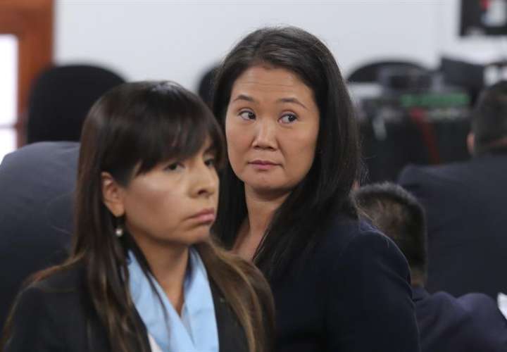 Keiko Fujimori (d), la principal líder de la oposición en Perú, fue registrada este miércoles al asistir a una audiencia en la Sala Penal Nacional, acompañada de su abogada Giuliana Loza (i), en Lima (Perú). EFE