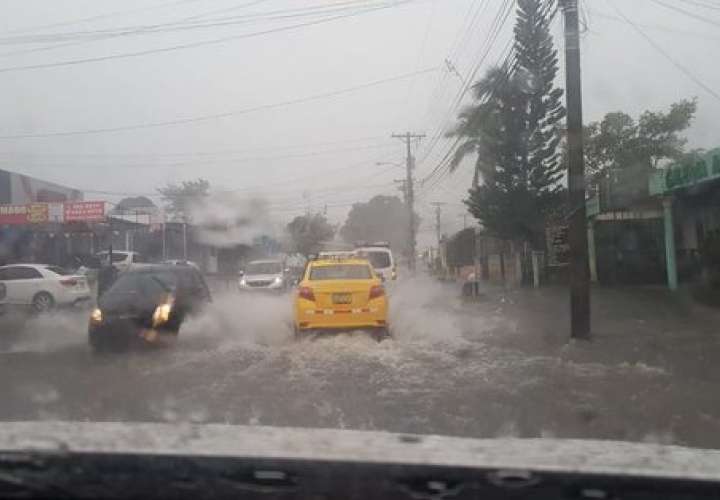 Calles inundadas por fuerte lluvia 