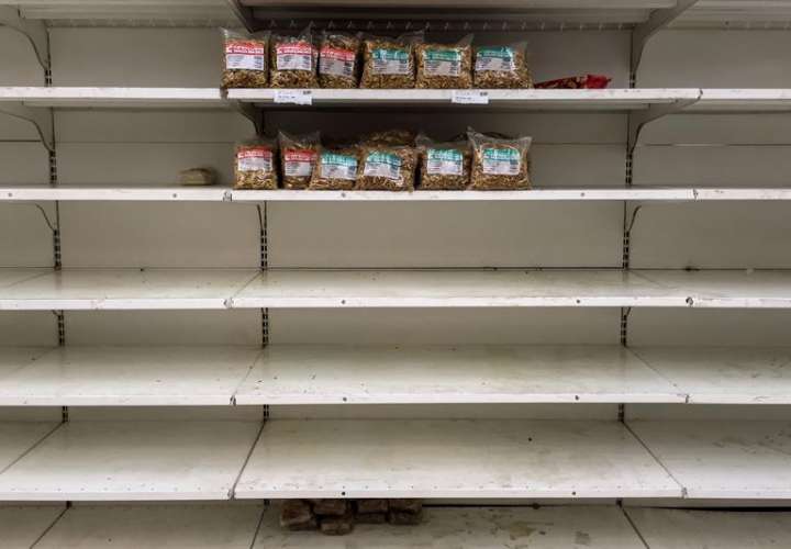Fotografía de los estantes parcialmente vacíos de un supermercado el 28 de agosto de 2018, en Caracas (Venezuela). EFE/Archivo