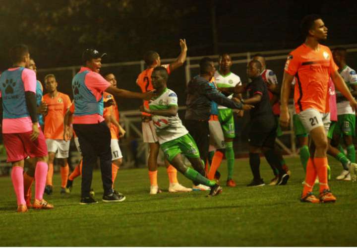 Varios incidentes se dieron en el partido entre Alianza y el Santa Gema. Foto: Anayansi Gamez