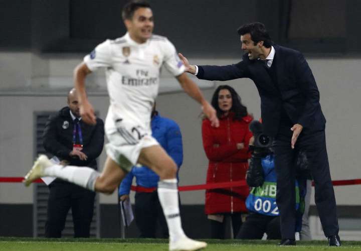 Santiago Solari (der.) da instrucciones en uno de los partidos del Real Madrid. Foto: AP