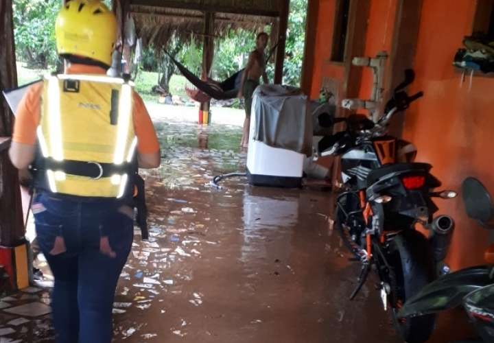 Casas inundadas y caída de árboles por lluvias en Colón