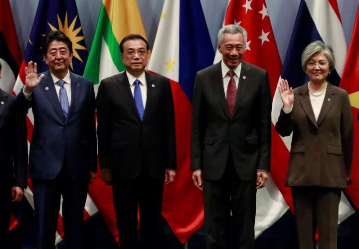 El primer ministro de Japón, Shinzo Abe; el primer ministro de China, Li Keqiang; el primer ministro de Singapur, Lee Hsien Loon; y el ministro de Relaciones Exteriores de Corea del Sur, Kang Kyung-wha, durante la cumbre. EFE