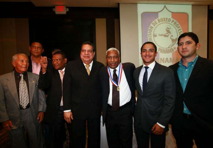 Hilario Zapata junto a los miembros de la Comisión de Boxeo Profesional de Panamá.